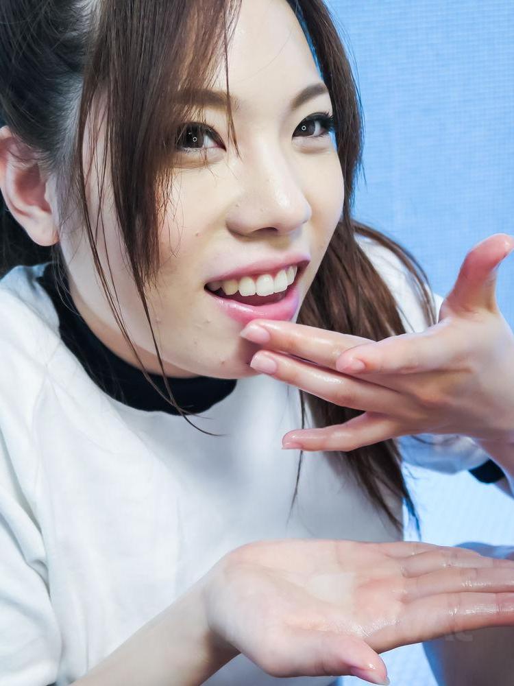 12P A japonesa Emi Sasaki come porra na palma da mão depois de dar um BJ