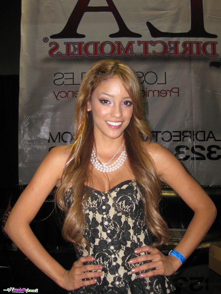 15P Brandy Talore and a few of her girlfriends pose at a XXX convention