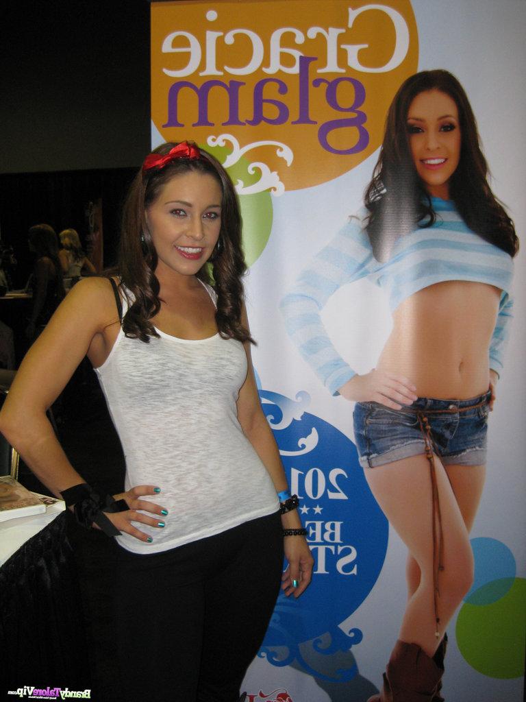 15P Brandy Talore and a few of her girlfriends pose at a XXX convention