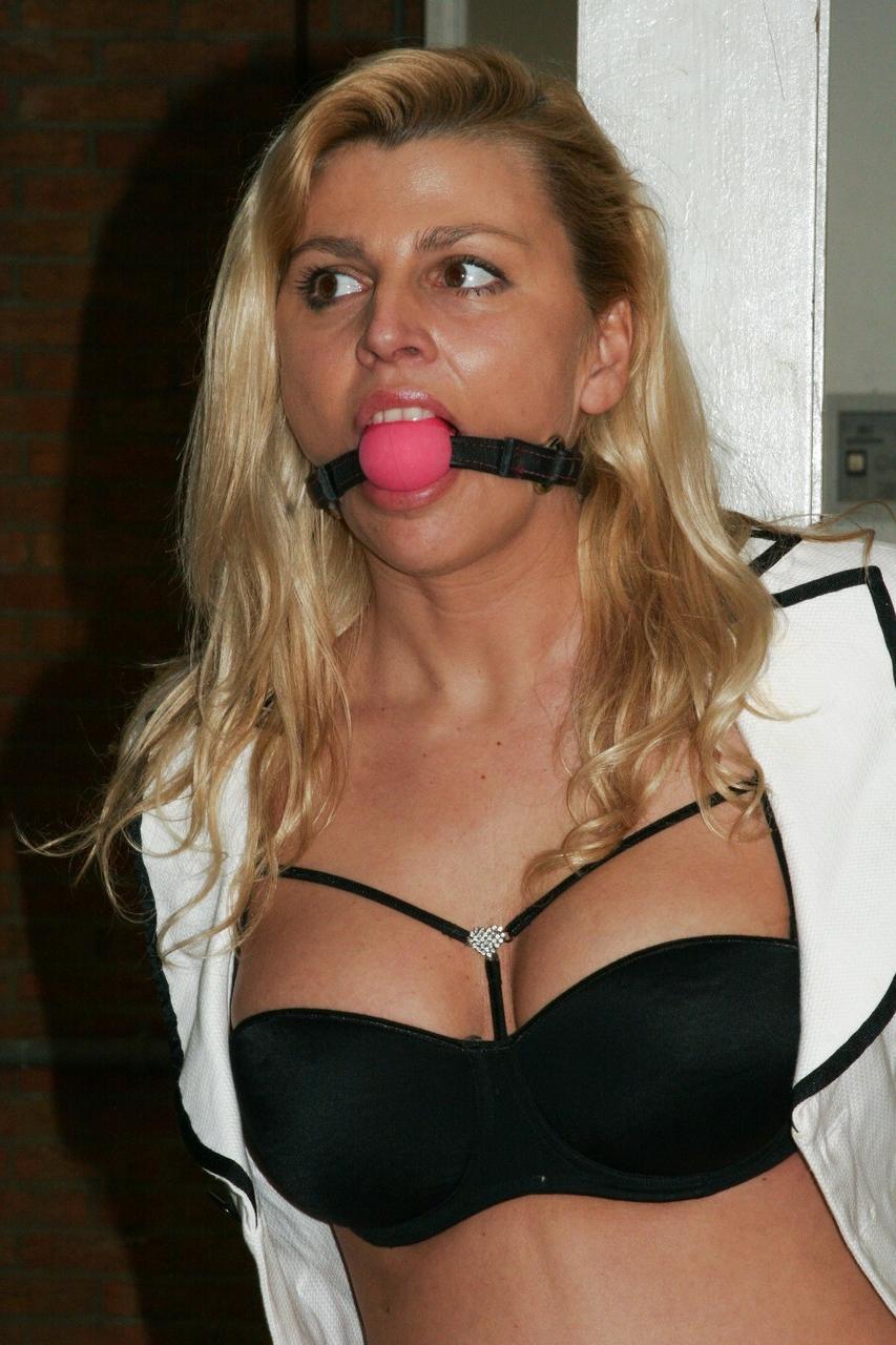 20P Das blonde Babe Adrienne kämpft darum, sich aus der Seilknechtschaft zu befreien