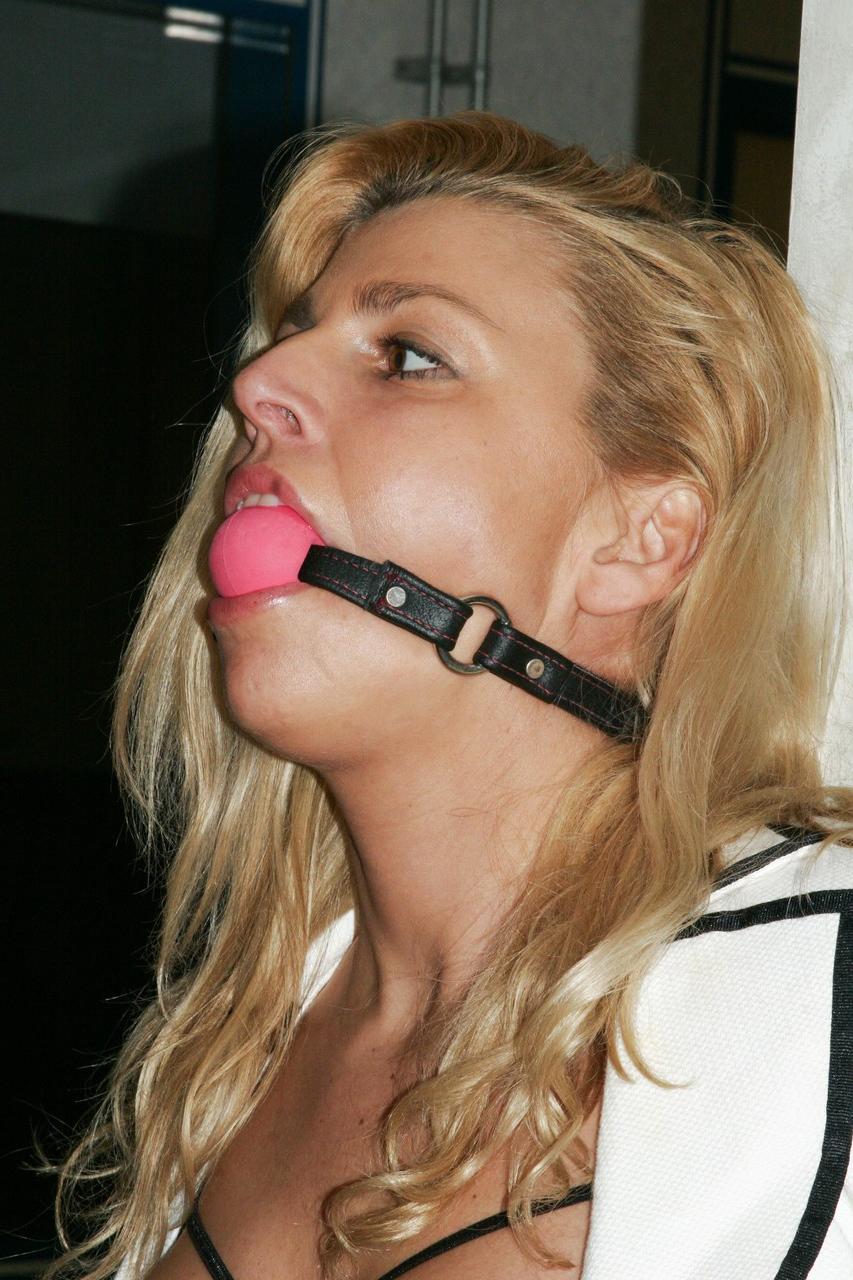 20P Das blonde Babe Adrienne kämpft darum, sich aus der Seilknechtschaft zu befreien