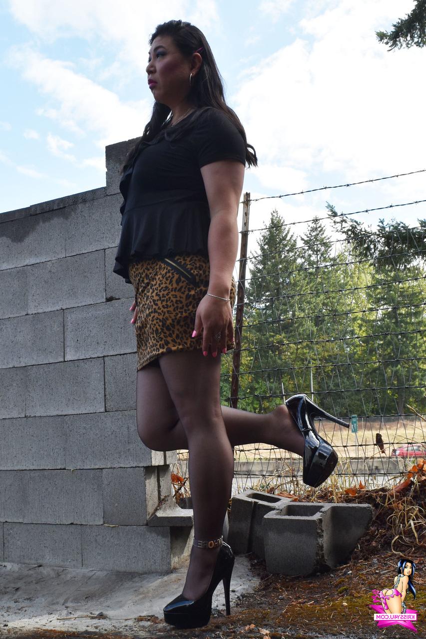 16P O excêntrico travesti asiático Raul mostra seu pau gordo e o toca ao ar livre
