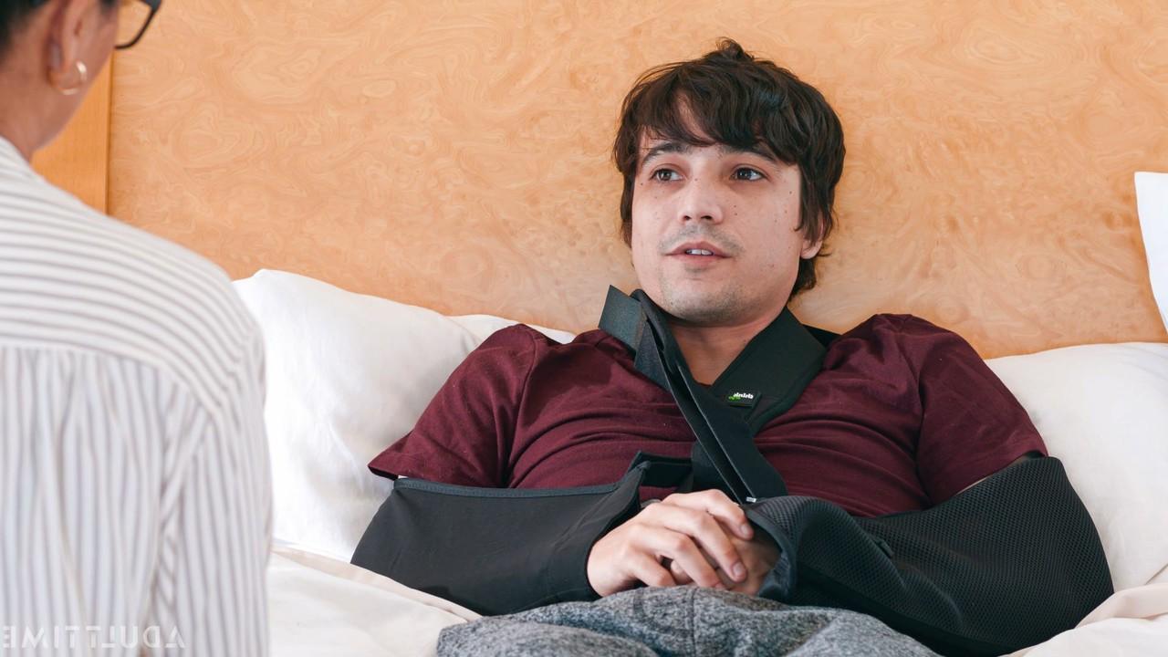 20P ホットな熟女ダナ・ヴェスポリが若い恋人と後背位セックスを楽しむ