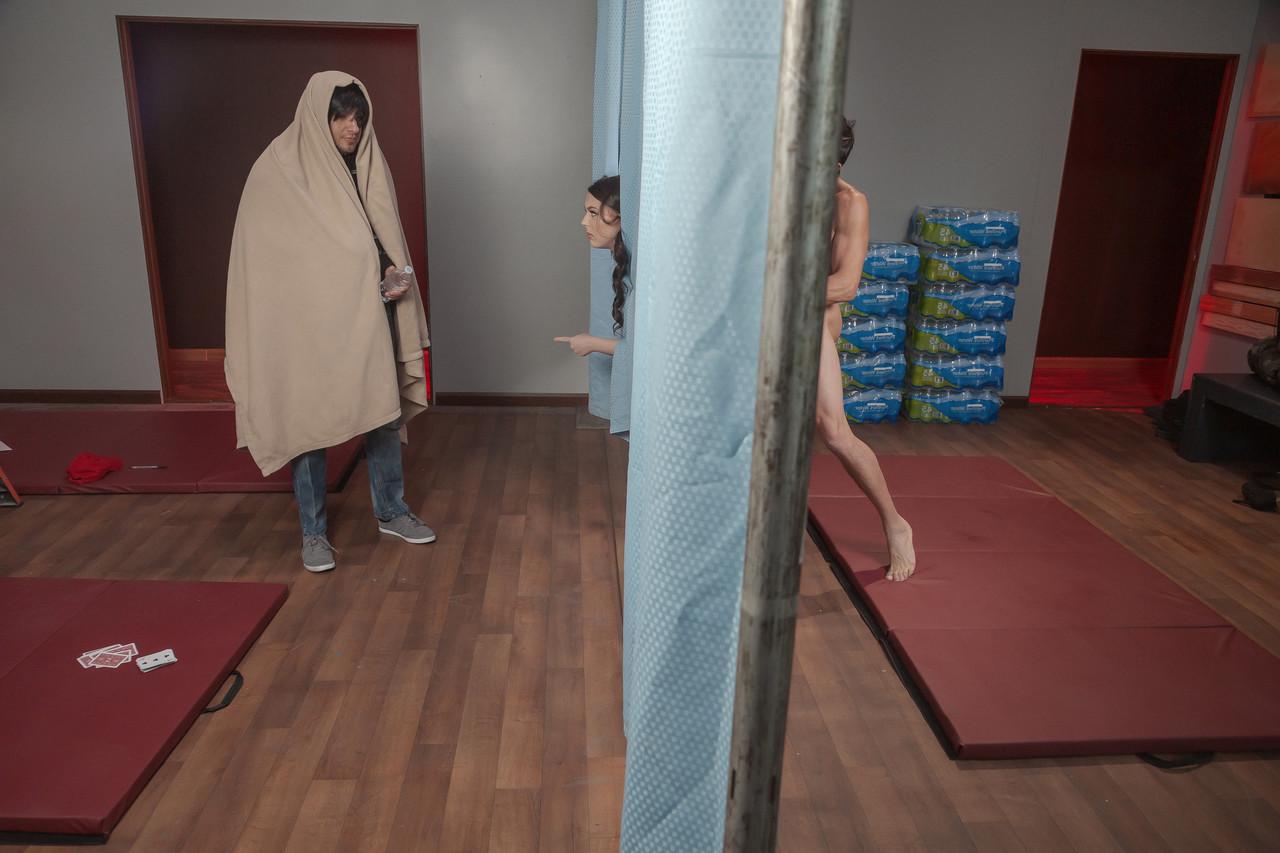20P La star du porno en pantalon en latex Whitney Wright se fait baiser dans un abri anti-tempête.