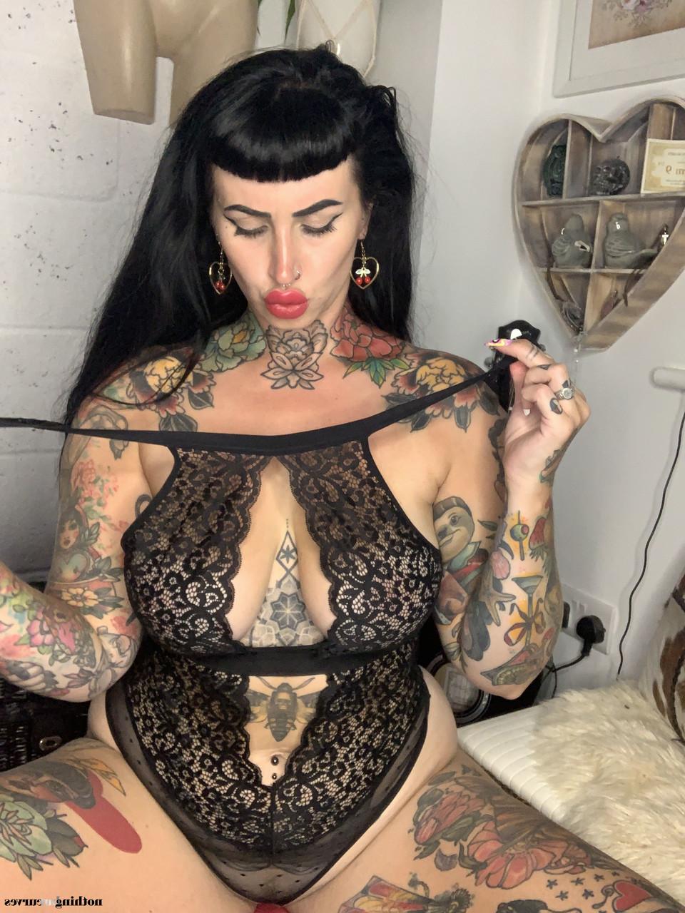 20P Cherrie Pie, mannequin tatouée et potelée, perd sa lingerie en dentelle et dévoile ses courbes.