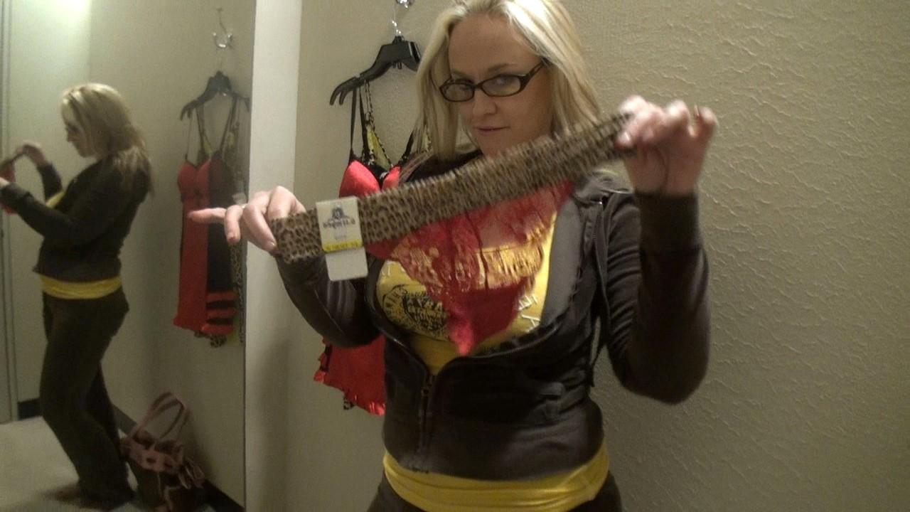 17P A loira de bunda grande Dee Siren se masturba e chupa um pau em um vestiário