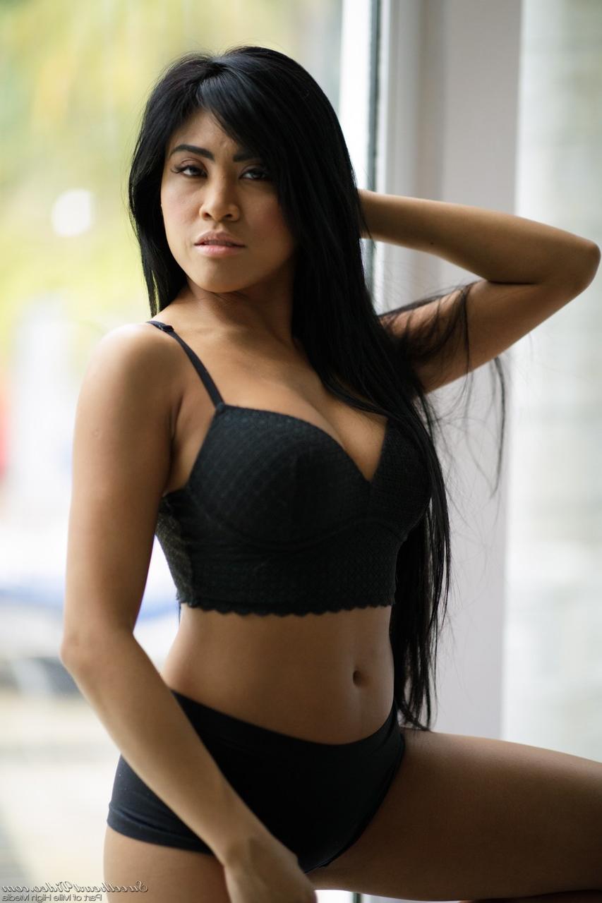 15P Sensual garota Latina fica totalmente nua durante um strip-tease sensual