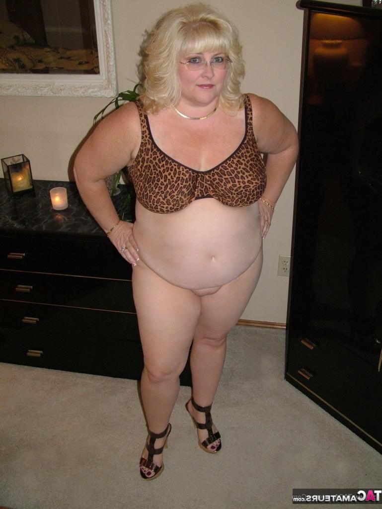 16P La grosse blonde Taffy Spanx coupe ses gros seins après avoir montré sa chatte chauve.