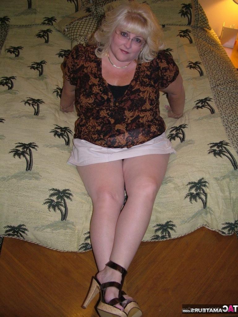 16P La grosse blonde Taffy Spanx coupe ses gros seins après avoir montré sa chatte chauve.