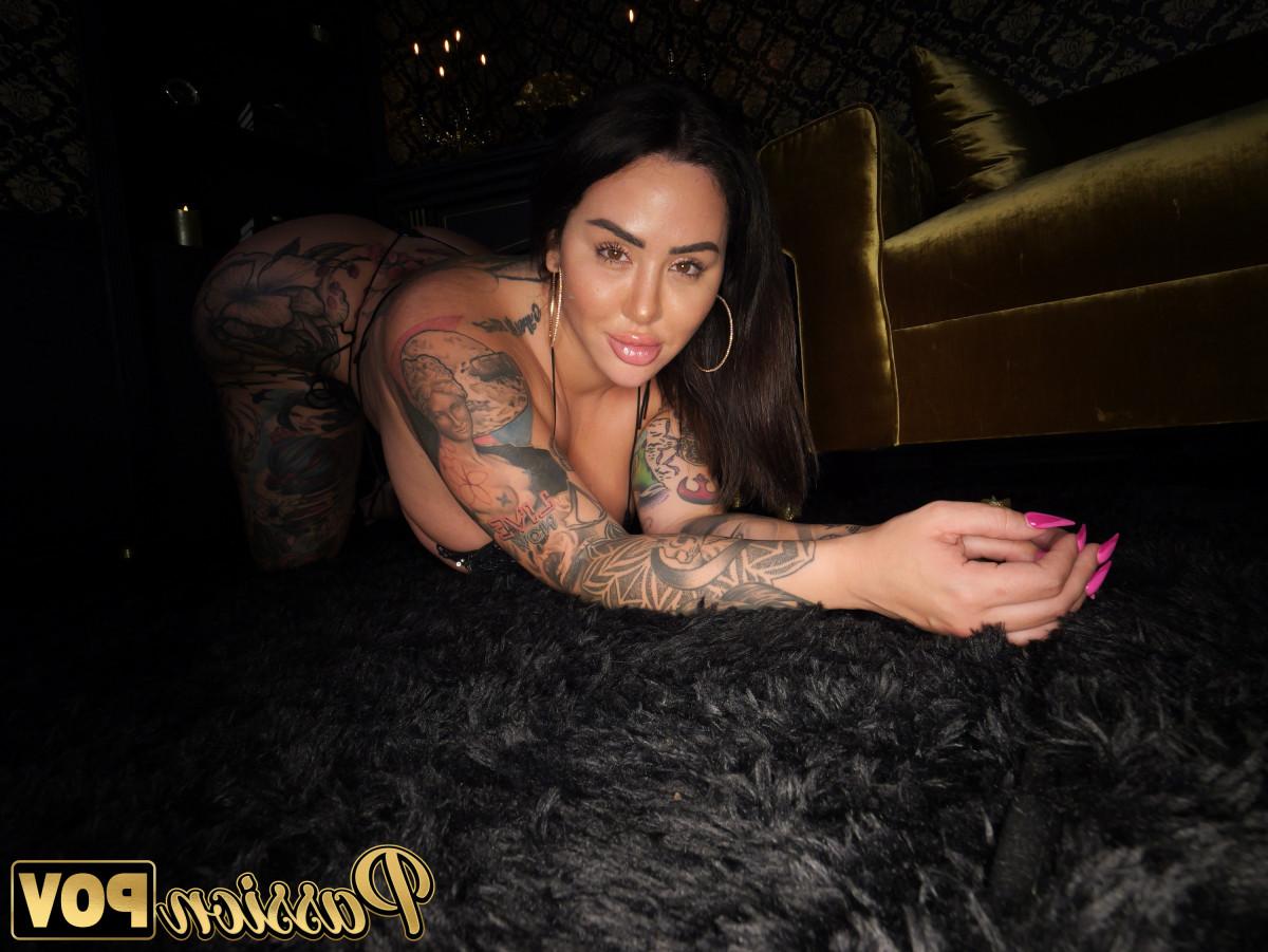 15P A morena curvilínea Drea Alexa exibe seu corpo tatuado em um biquíni preto