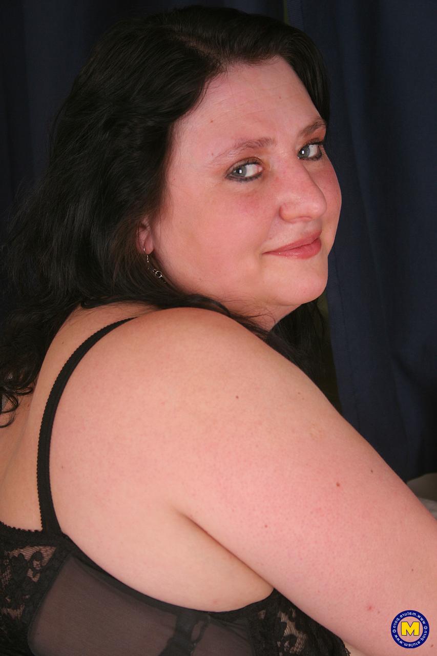 20P Jana D, une femme aux cheveux noirs, pose et se masturbe dans sa lingerie noire.
