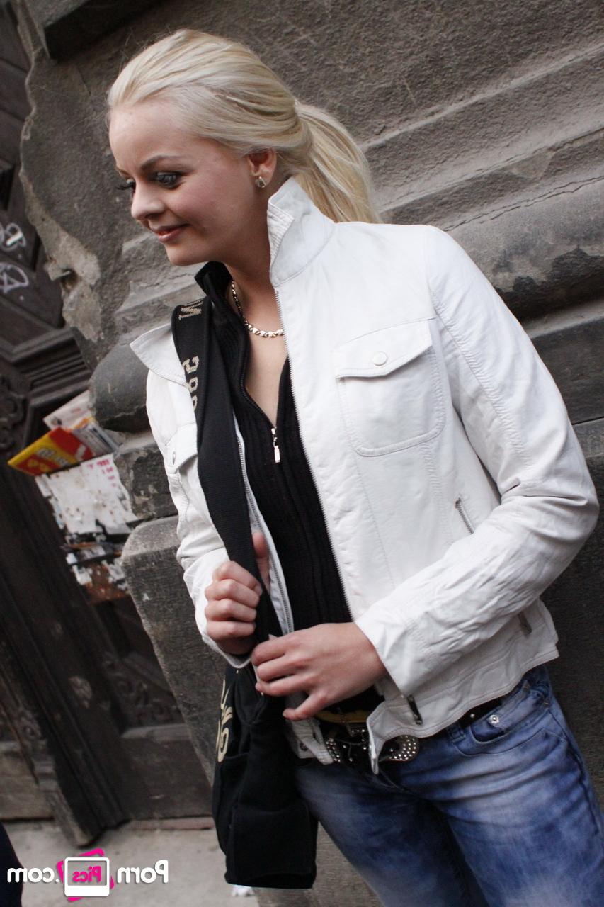20P La blonde en chaleur May doigte sa chatte rasée et se masturbe avec un vibromasseur.