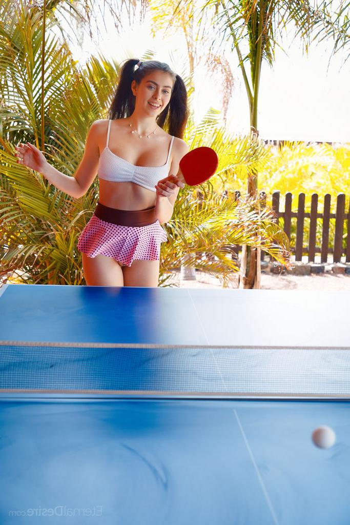 16P Die süße brünette Teenagerin Foxy Alissa zeigt ihre Titten und ihre Möse beim Tischtennisspielen