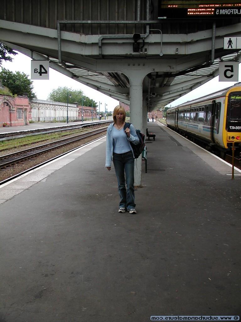 20P La británica amateur anna s posando en lencería negra en las escaleras
