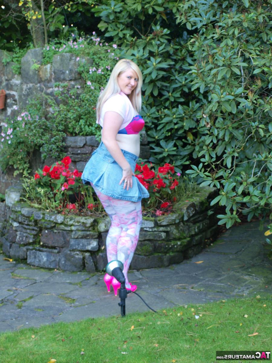 16P Samantha, blonde épaisse, montre ses seins avant de faire une pipe en plein air.