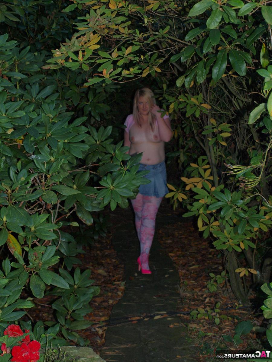 16P Samantha, blonde épaisse, montre ses seins avant de faire une pipe en plein air.