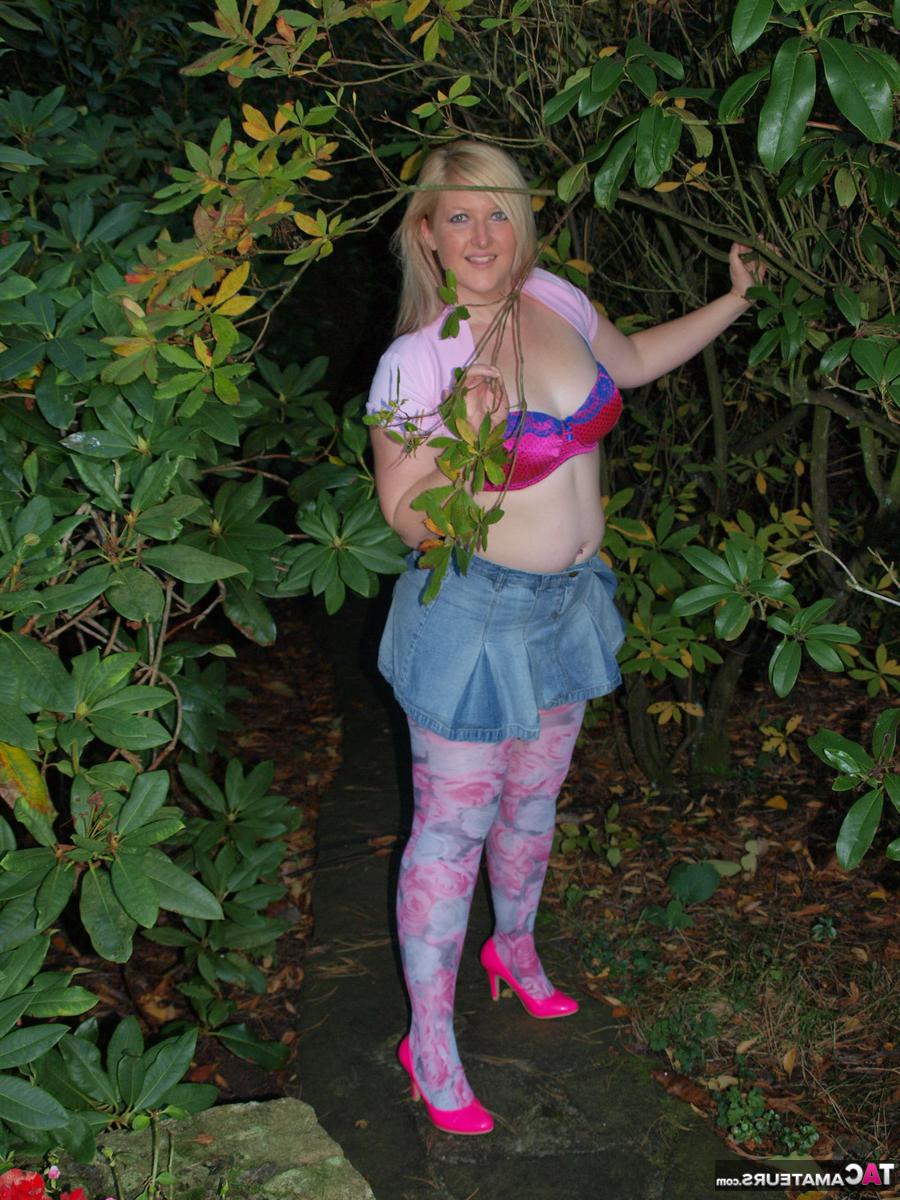 16P Samantha, blonde épaisse, montre ses seins avant de faire une pipe en plein air.
