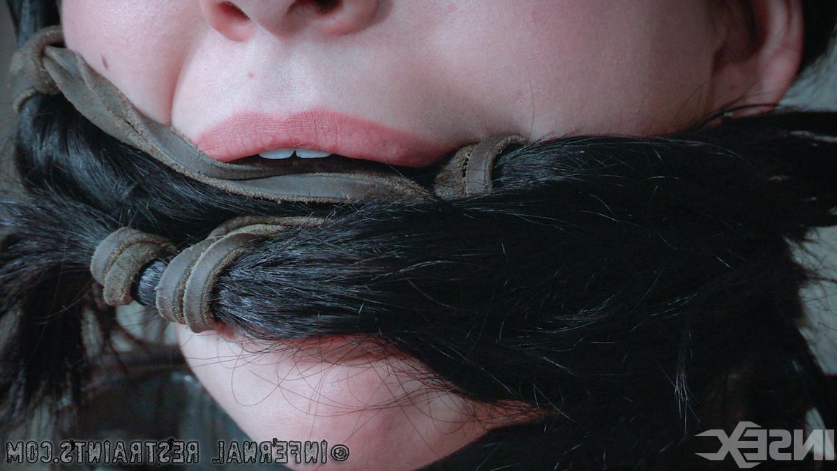 14P Infernal Restraints avec Charlotte Sartre Photos de sexe