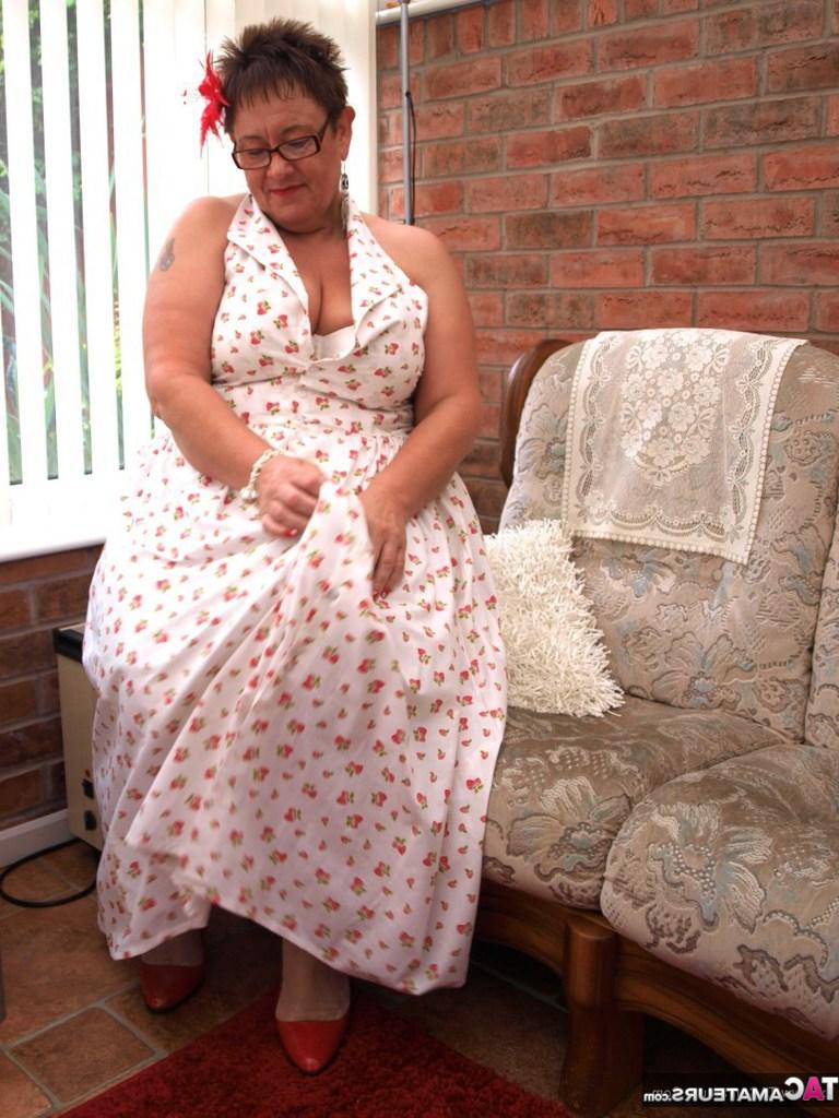 20P Die lebenslustige reife WarmSweetHoney beugt sich für einen Höschen-Upskirt und entblößt riesige große Titten