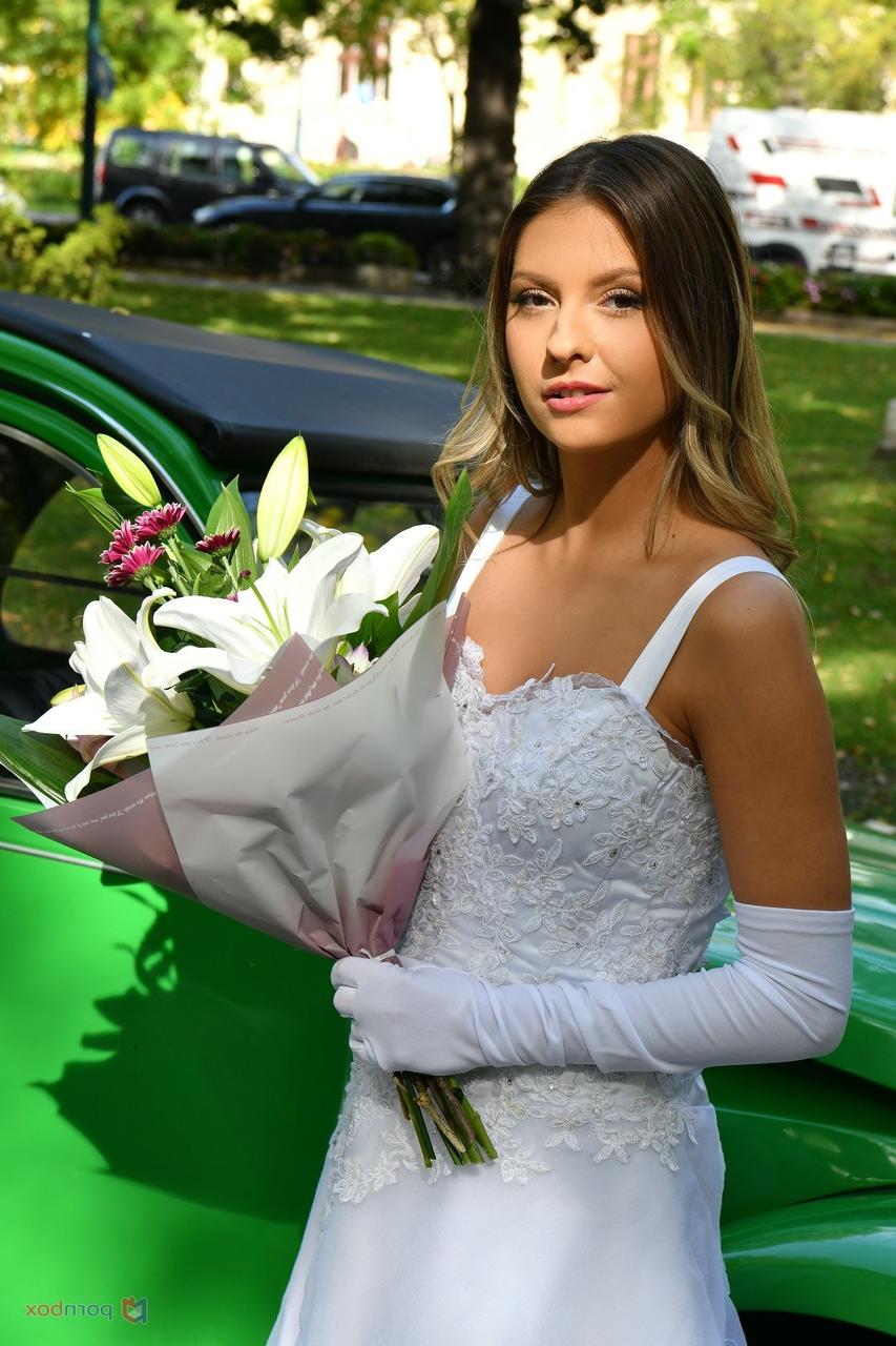 20P Die freche Braut Rebecca Volpetti nimmt den steifen Schwanz eines Fotografenassistenten