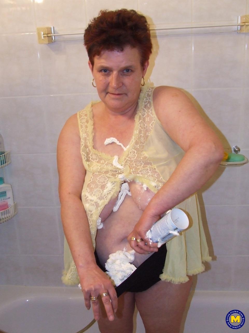 20P Die mollige Hausfrau Ingeborg spielt im Badezimmer mit ihren schlaffen Brüsten