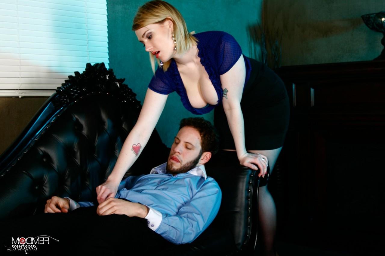 16P A terapeuta peituda Siri rasga a meia-calça para fazer sexo com um cliente homem