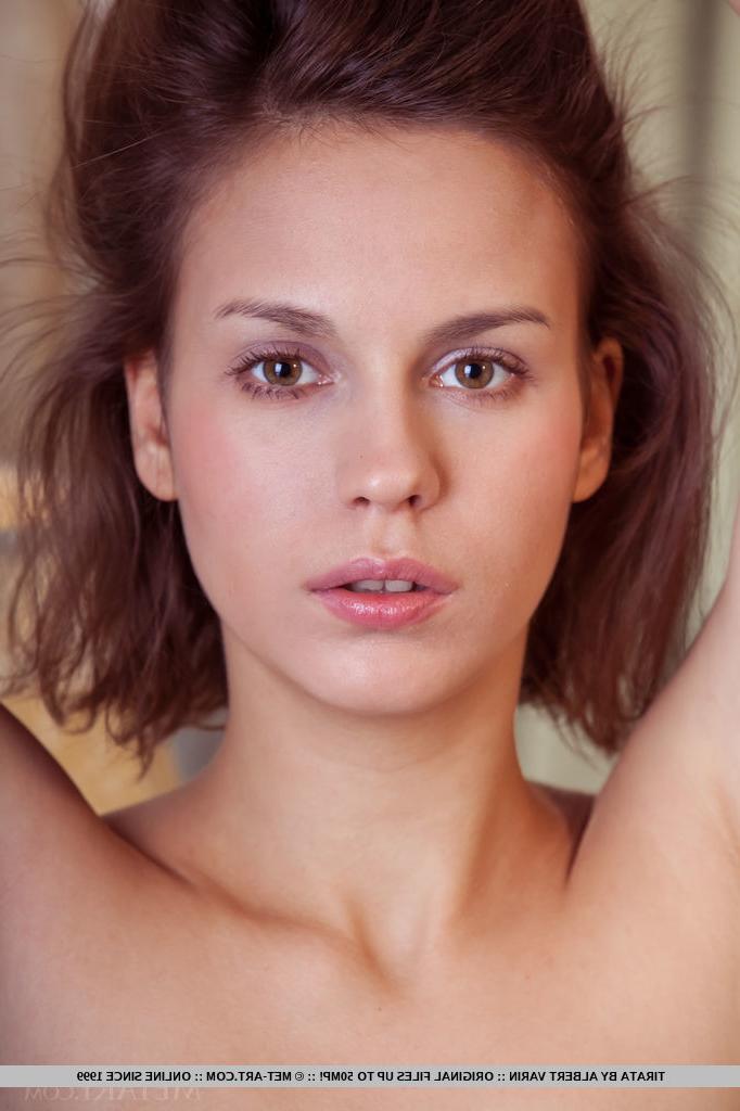 18P A bela adolescente Tirata tira lingerie de renda e calcinha na penteadeira