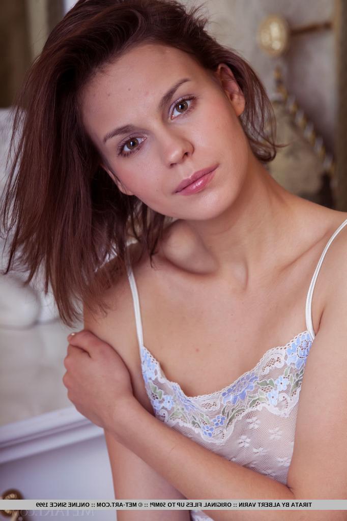 18P A bela adolescente Tirata tira lingerie de renda e calcinha na penteadeira