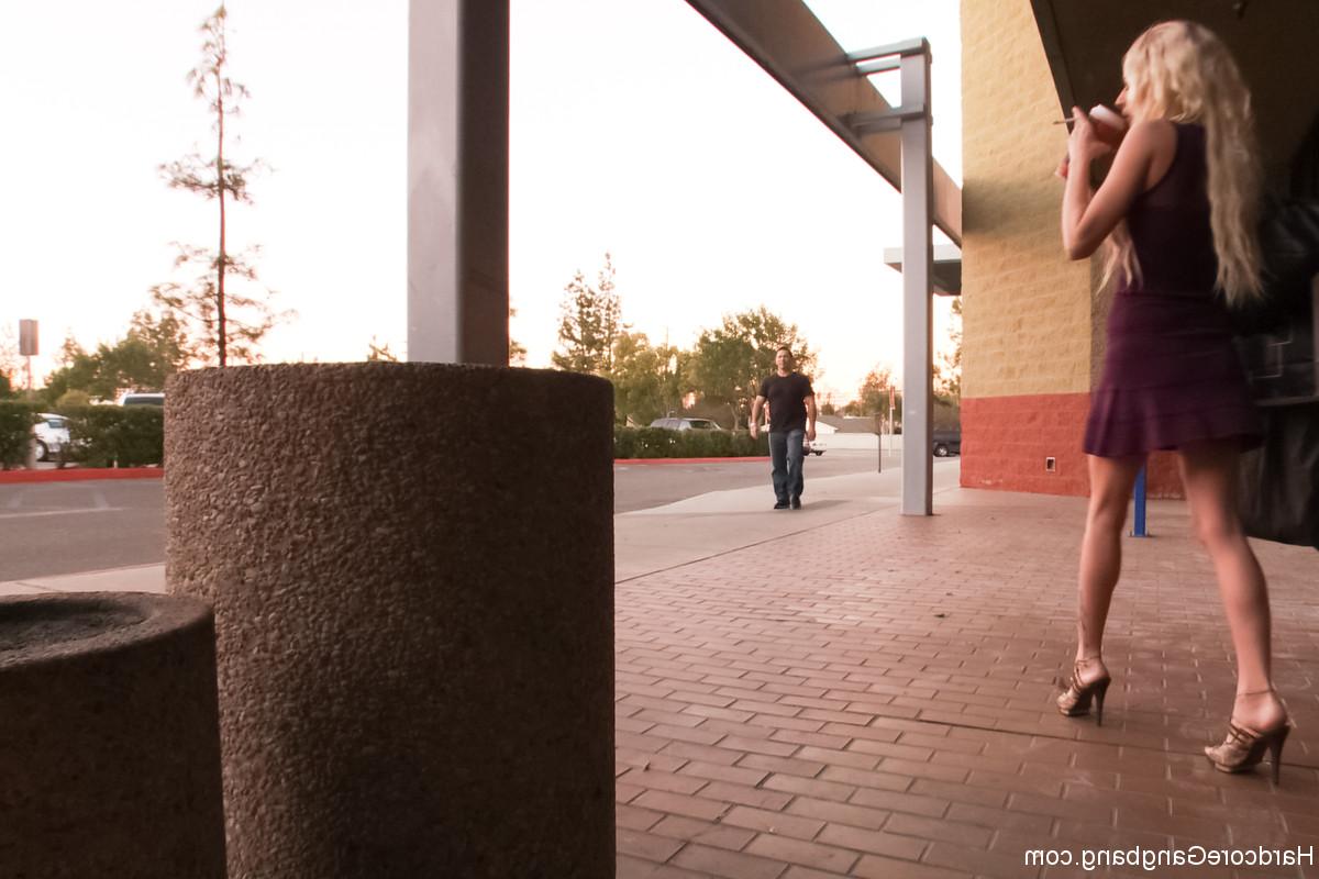 20P Die vollbusige Blondine Riley Evans wird von einer Gruppe geiler Männer angegriffen und gefickt