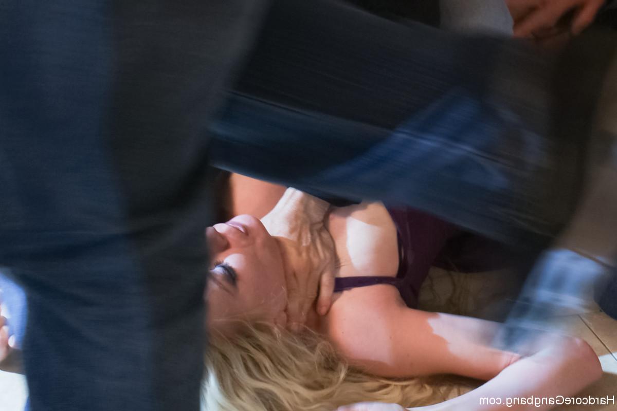 20P Die vollbusige Blondine Riley Evans wird von einer Gruppe geiler Männer angegriffen und gefickt