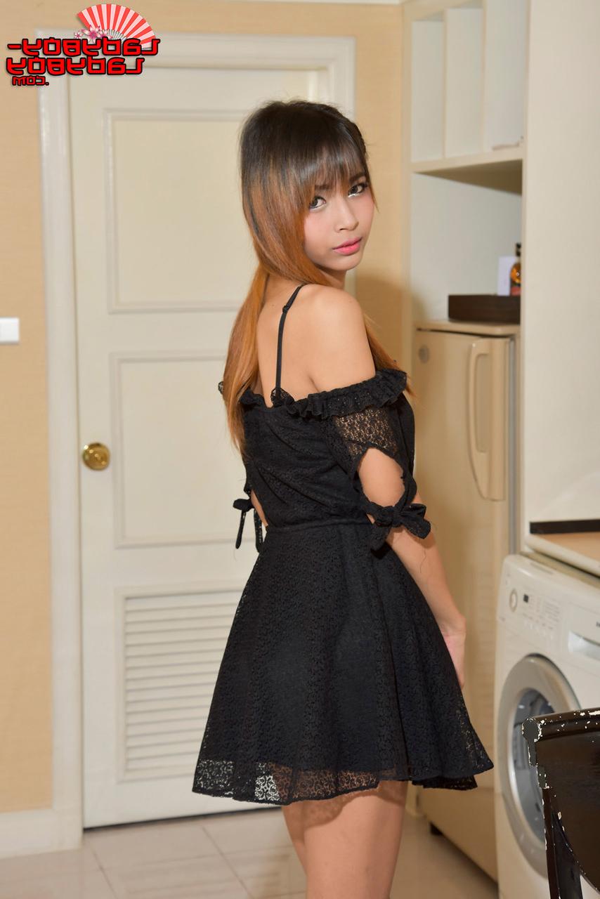 16P Das hübsche asiatische Trans-Babe Bly zeigt ihren kleinen Schwanz und ihre großen Eier, während sie völlig nackt ist