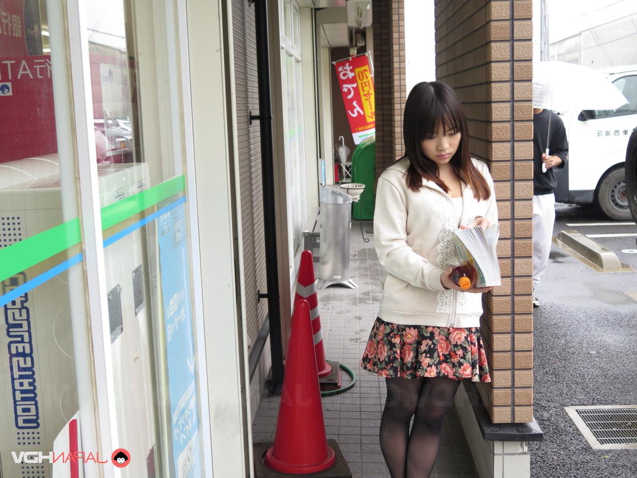 20P La japonesa Mikoto Mochida le hace una mamada caliente a un tipo cualquiera en público