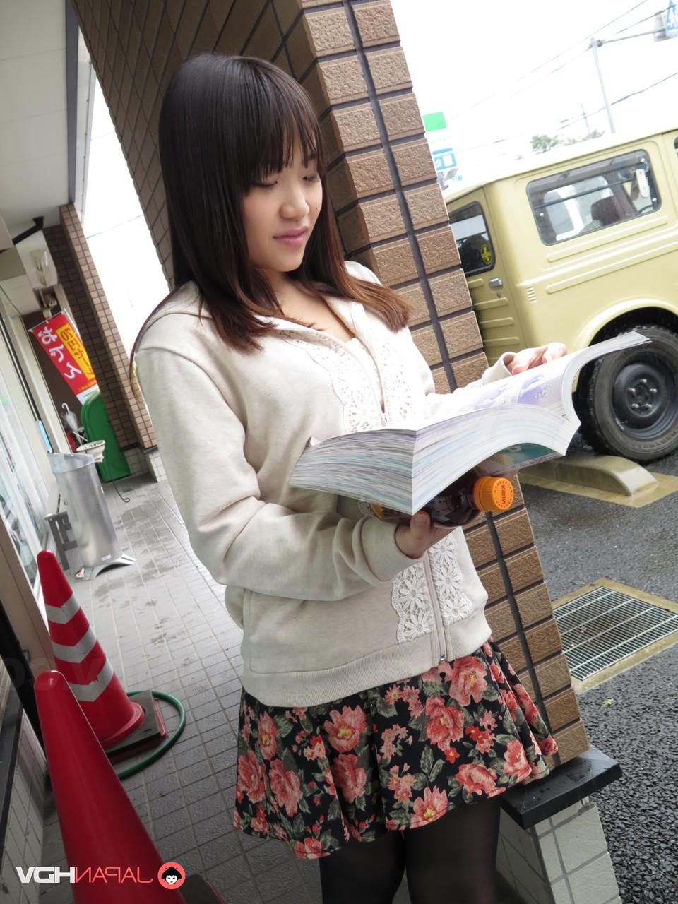 20P La japonesa Mikoto Mochida le hace una mamada caliente a un tipo cualquiera en público