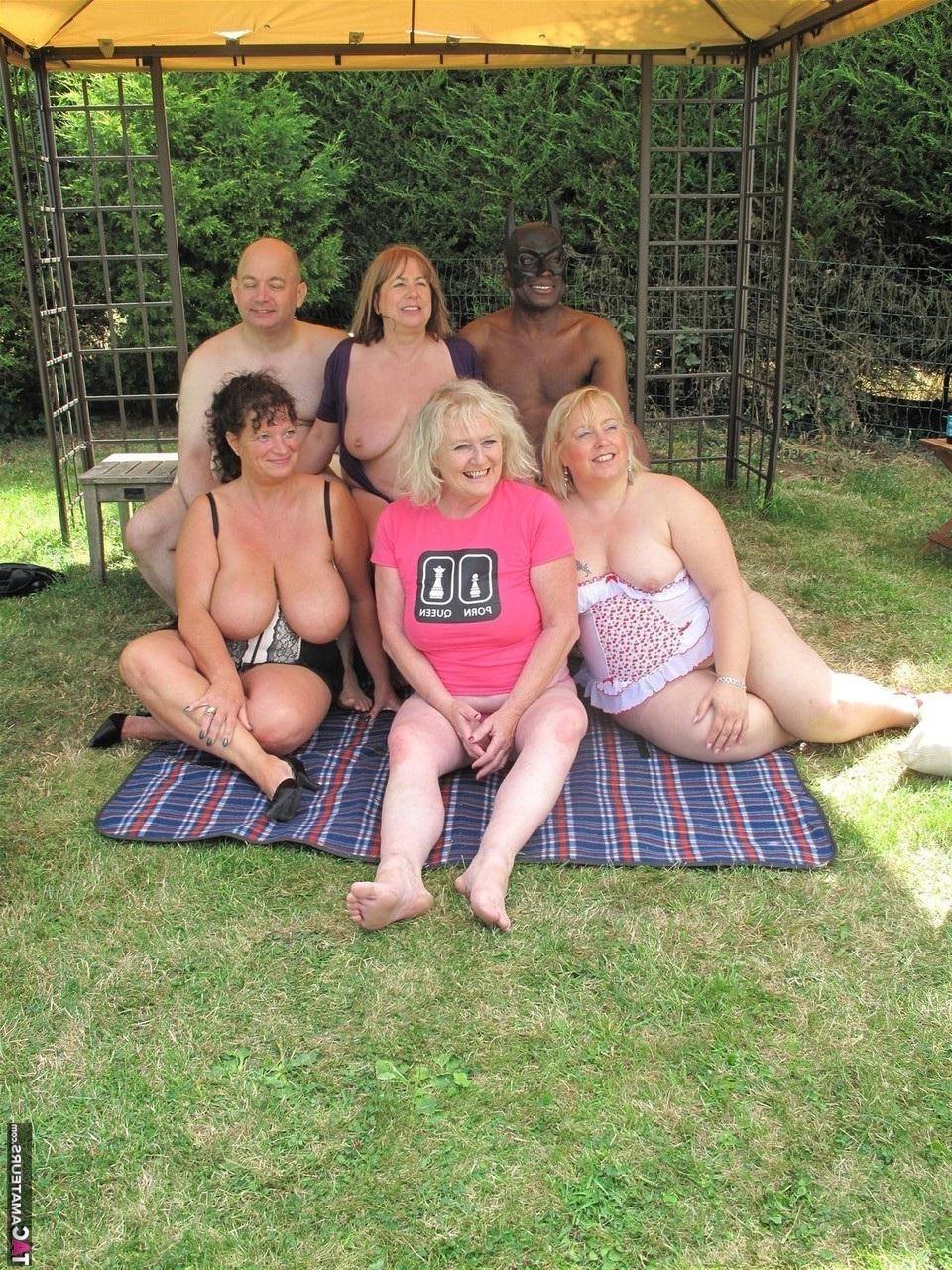 16P Reife Fette nehmen an Gruppensex in einem Hinterhof teil