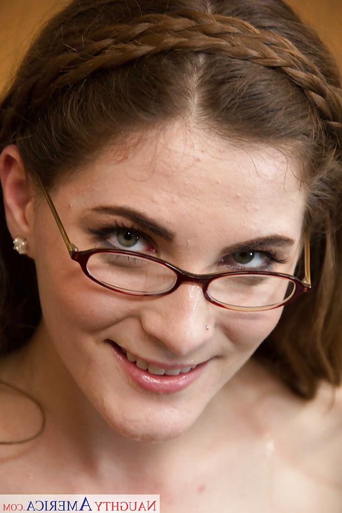 16P Die Hardcore-Brünette Molly Jane wurde hart in ihr schönes Gesicht gefickt
