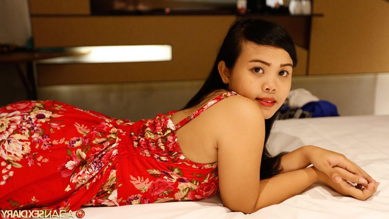 19P A mãe chinesa gordinha Ice B é agarrada pelos peitos e fodida no ponto de vista