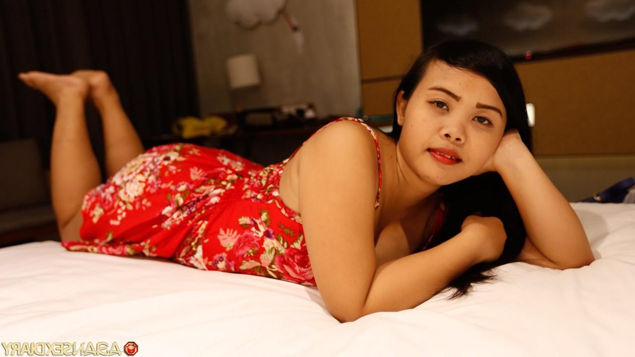 19P A mãe chinesa gordinha Ice B é agarrada pelos peitos e fodida no ponto de vista