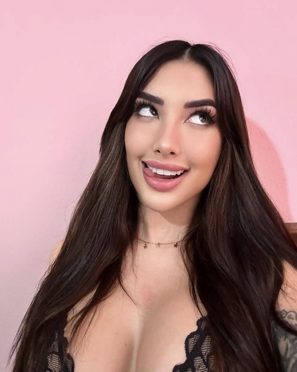 10P La jeune latina Linn Oak expose ses magnifiques gros seins et pose dans un show solo.
