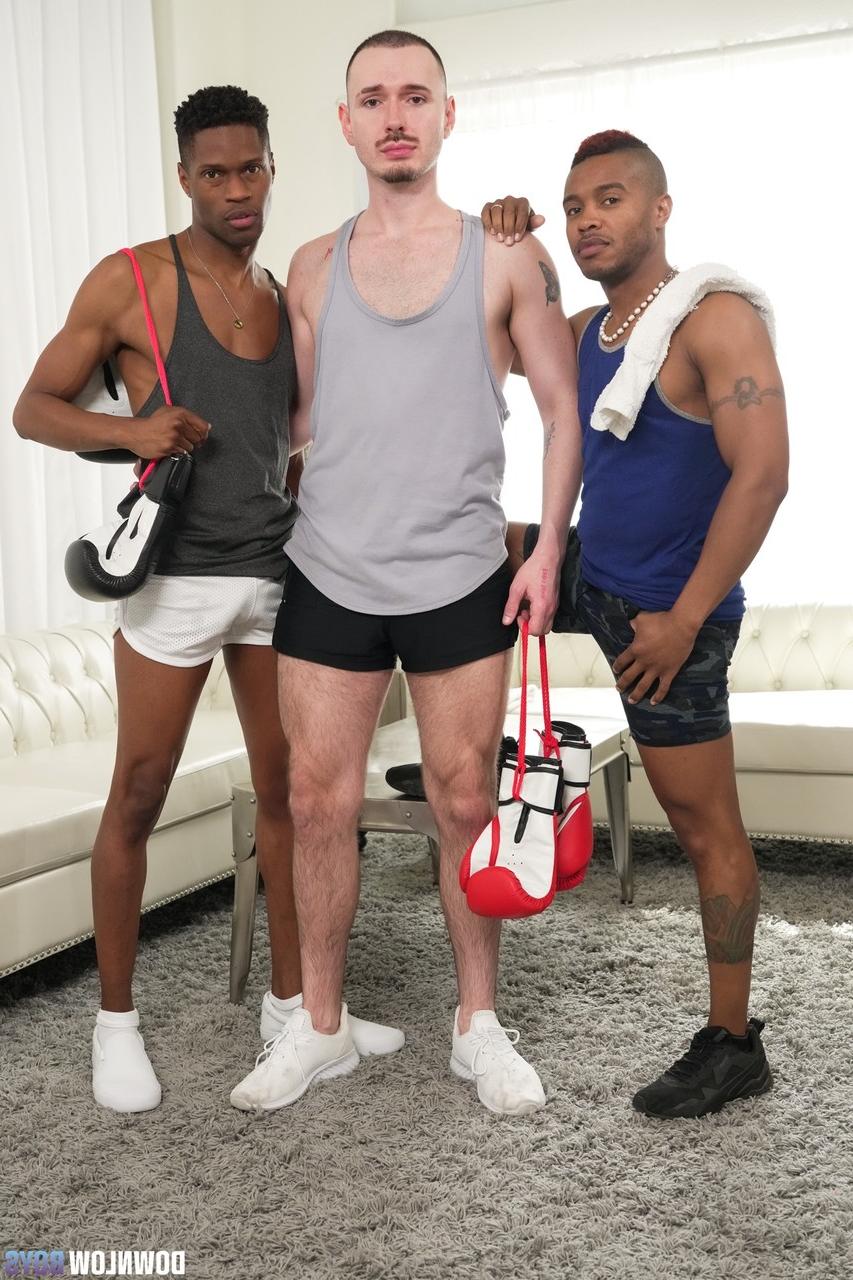 20P Bryson Belair, Jake Waters et Isaiah Taye baisent dans un plan à trois gay interracial