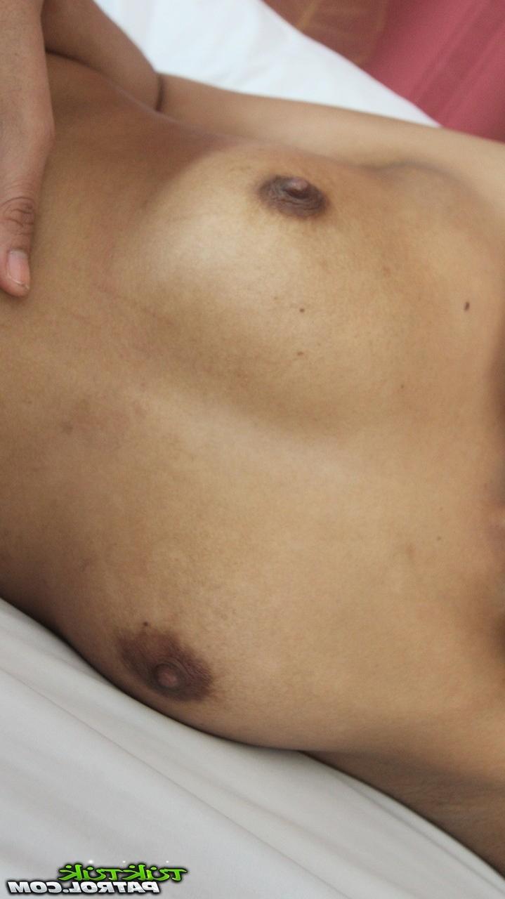 20P A linda asiática Doan mostra seu corpo pequeno enquanto se despe para sexo POV