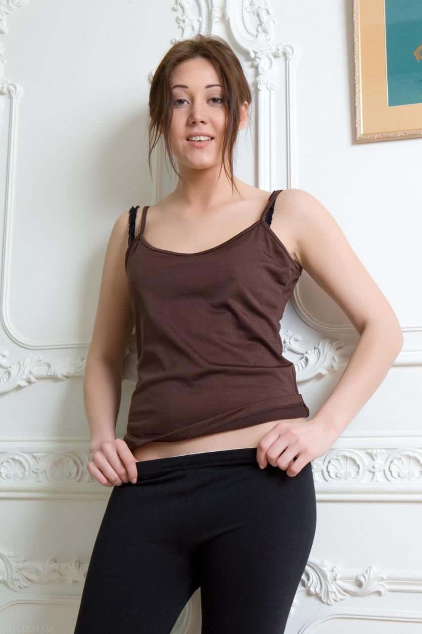 20P Das sexy Babe Latoya A entblößt ihren großen Arsch und spreizt ihre Muschi unter der Dusche