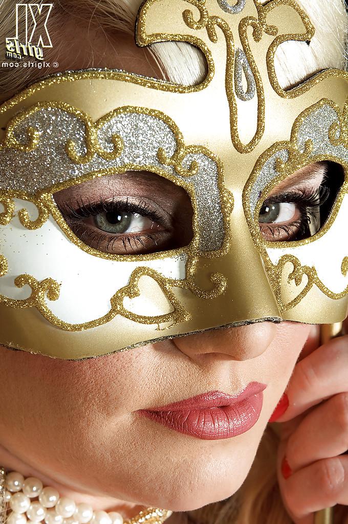 16P Bailey Santanna, la grosse et glamour, pose seins nus dans un costume fantaisie et des bas.