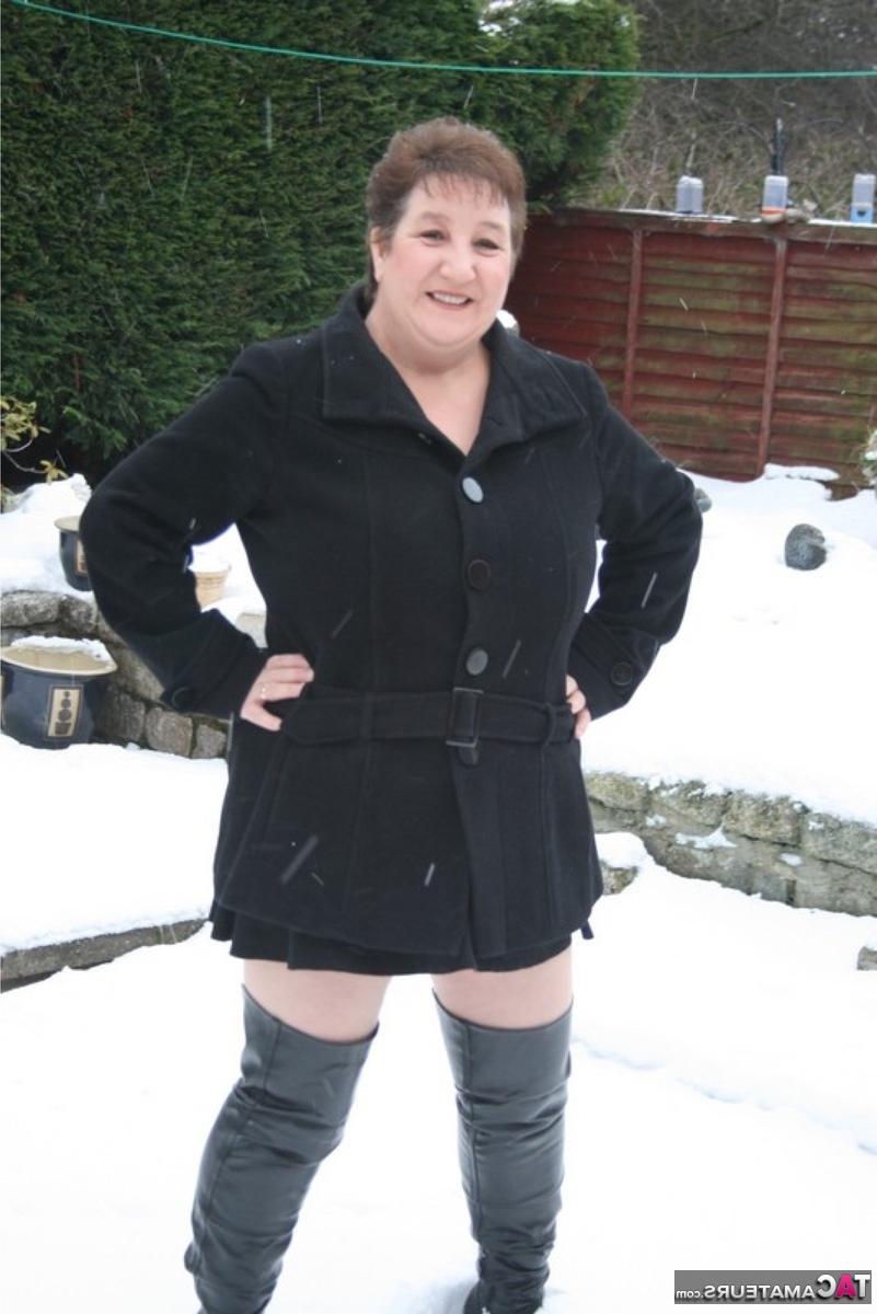 16P La envejecida gorda británica Kinky Carol se desnuda hasta quedar con botas por encima de la rodilla en un suelo cubierto de nieve