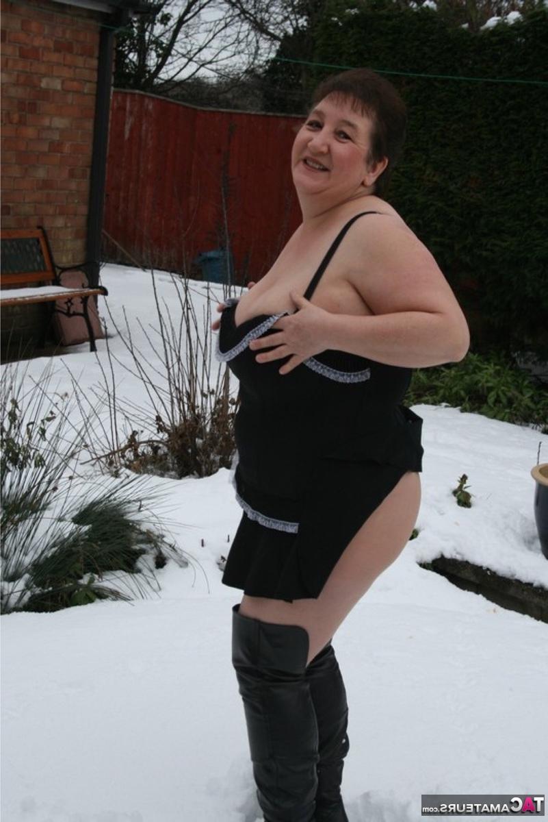16P La envejecida gorda británica Kinky Carol se desnuda hasta quedar con botas por encima de la rodilla en un suelo cubierto de nieve