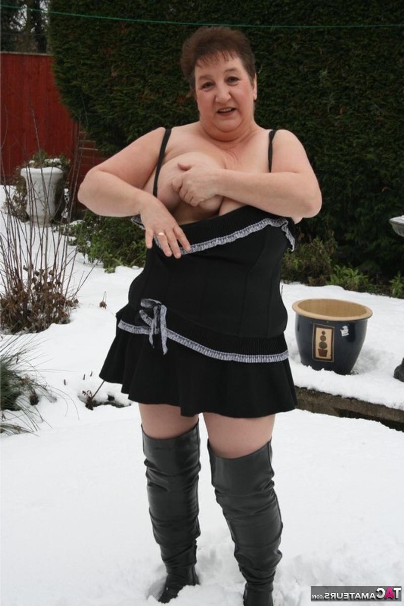 16P La envejecida gorda británica Kinky Carol se desnuda hasta quedar con botas por encima de la rodilla en un suelo cubierto de nieve