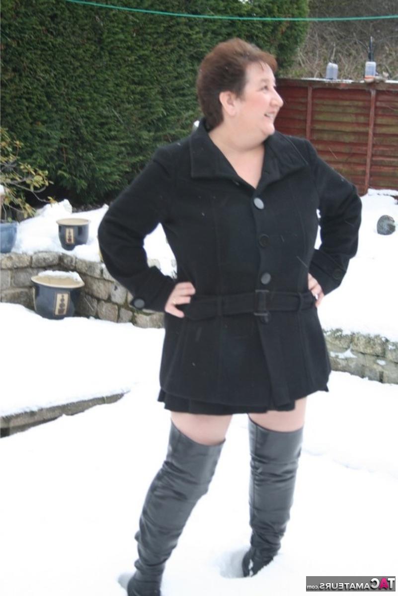 16P La envejecida gorda británica Kinky Carol se desnuda hasta quedar con botas por encima de la rodilla en un suelo cubierto de nieve