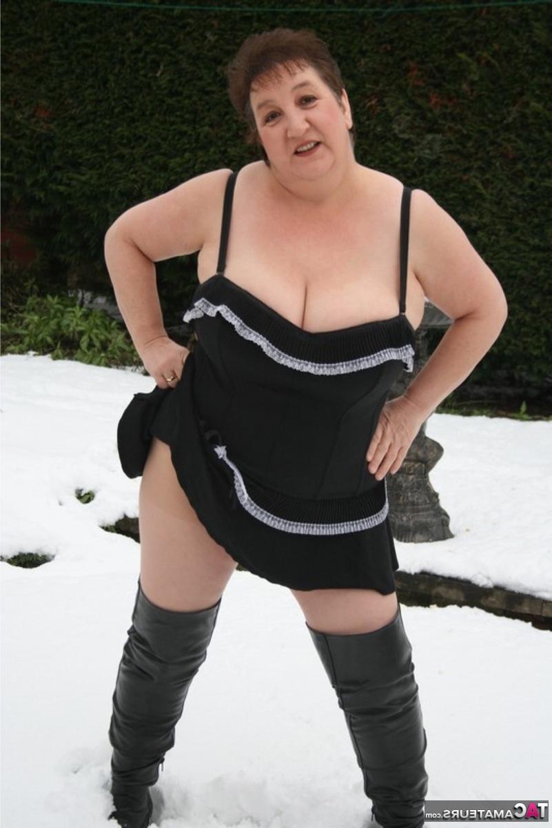 16P La envejecida gorda británica Kinky Carol se desnuda hasta quedar con botas por encima de la rodilla en un suelo cubierto de nieve