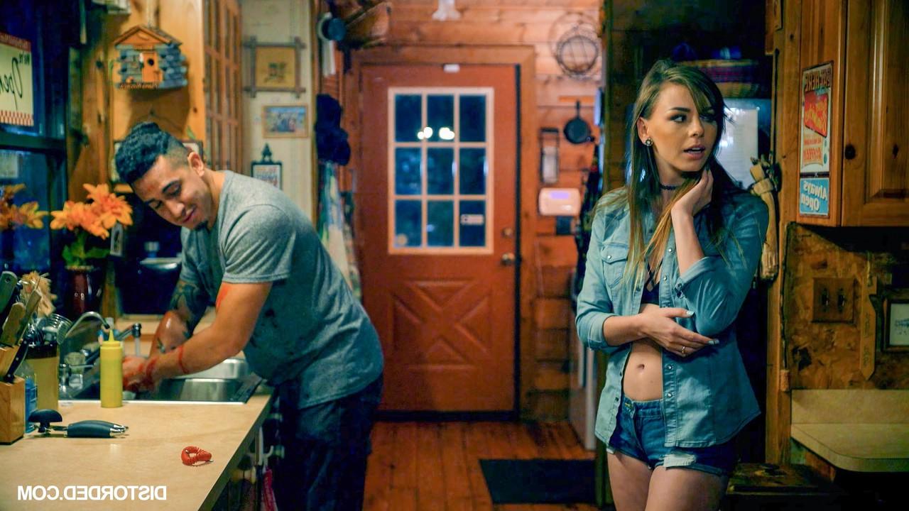 20P A gata sexy Alex Blake dá um boquete gostoso e faz um tratamento facial depois de sexo selvagem