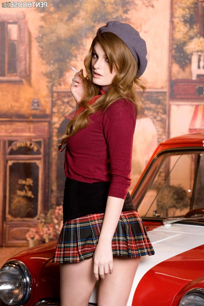 20P Faye Reagan, une fumeuse, se déshabille et modèle ses gros seins sur une voiture classique.