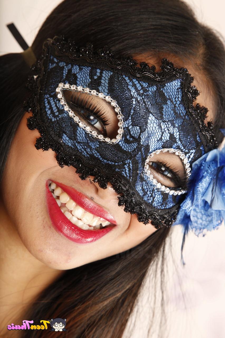 20P Adolescente asiática mascarada Tong posando e fodendo em sua lingerie preta sexy